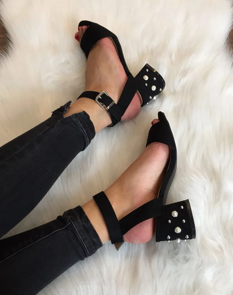 Sandales noires en suédine talons cloutés