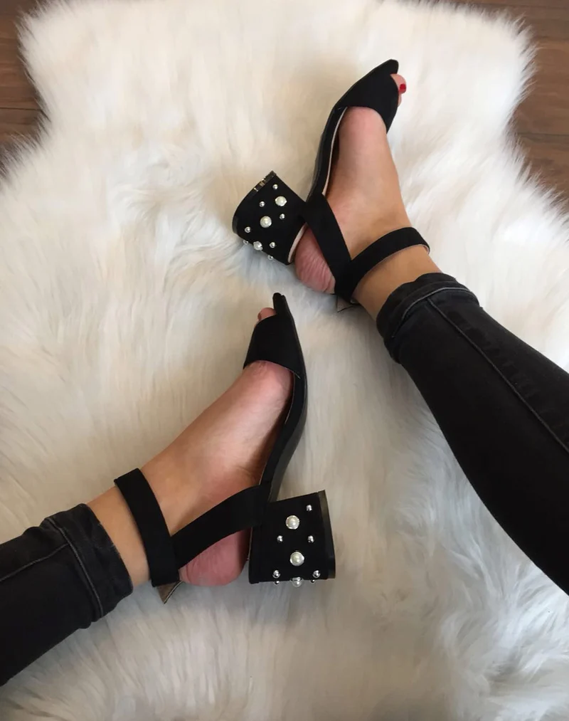 Sandales noires en suédine talons cloutés