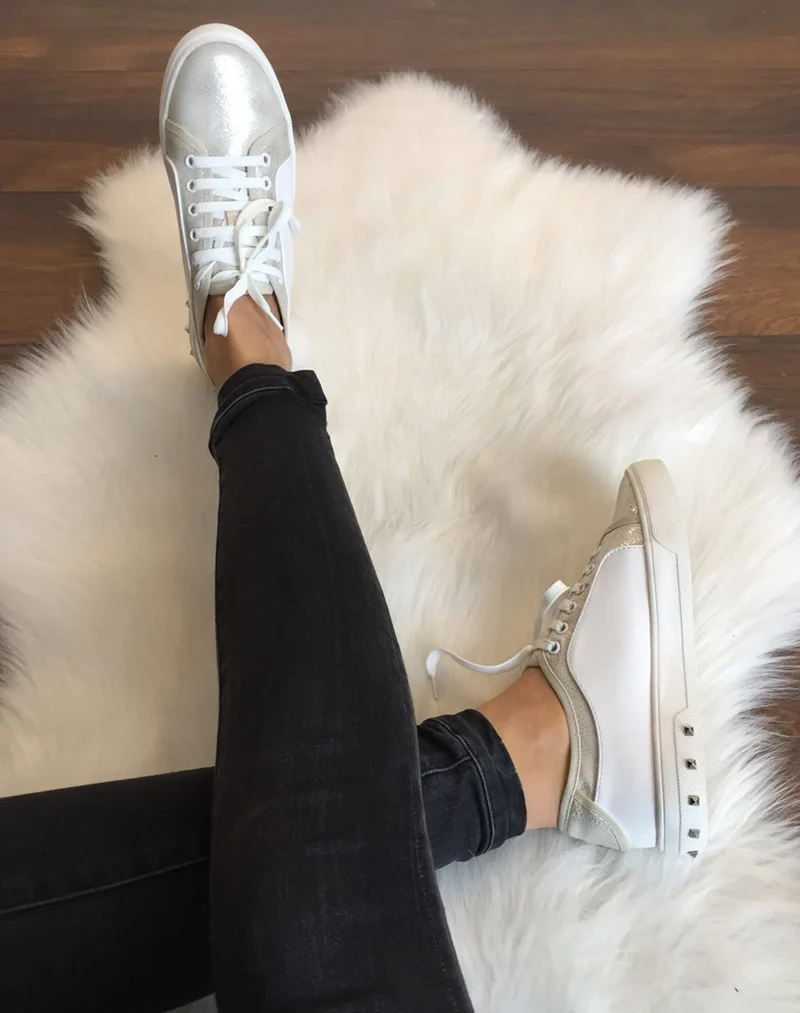 Baskets beiges et blanches brillantes