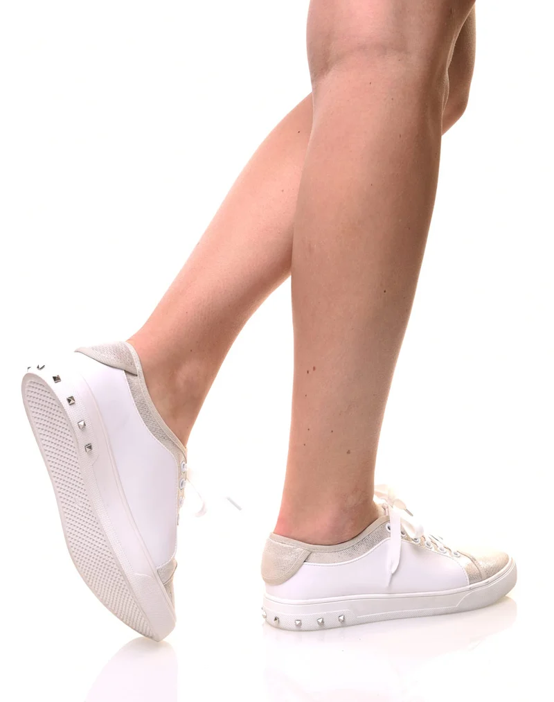 Baskets beiges et blanches brillantes