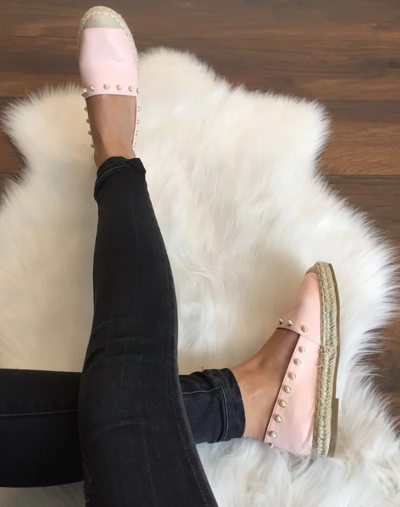 Espadrilles roses ornées de perles