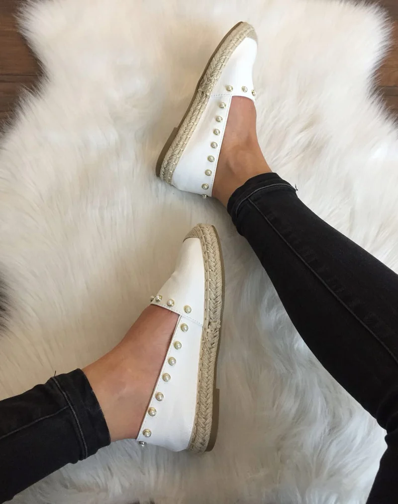 Espadrilles blanches ornées de perles