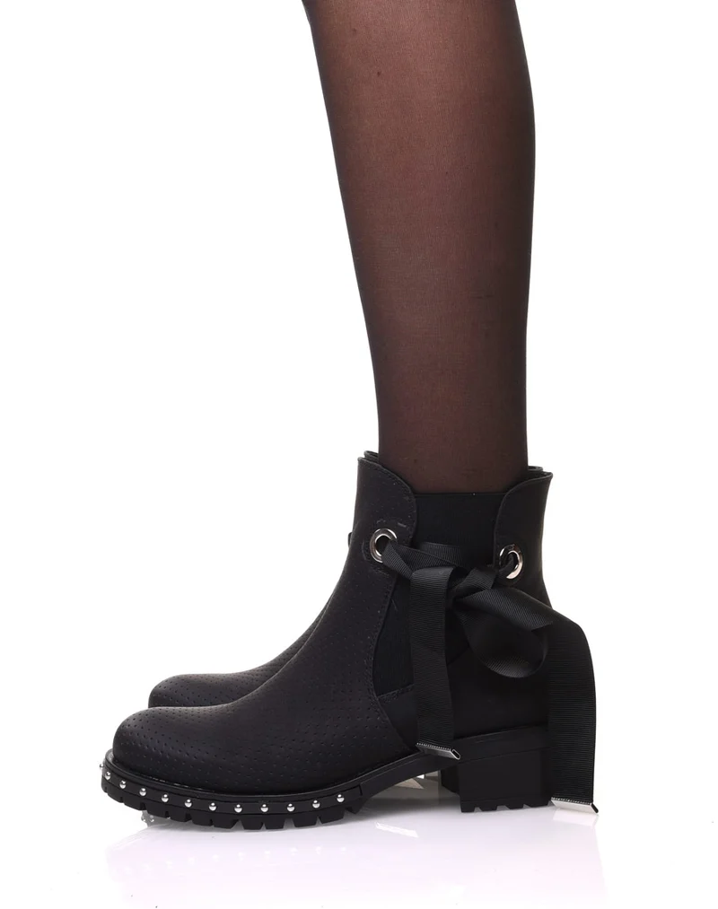 Bottines noires perforées à semelles crantées