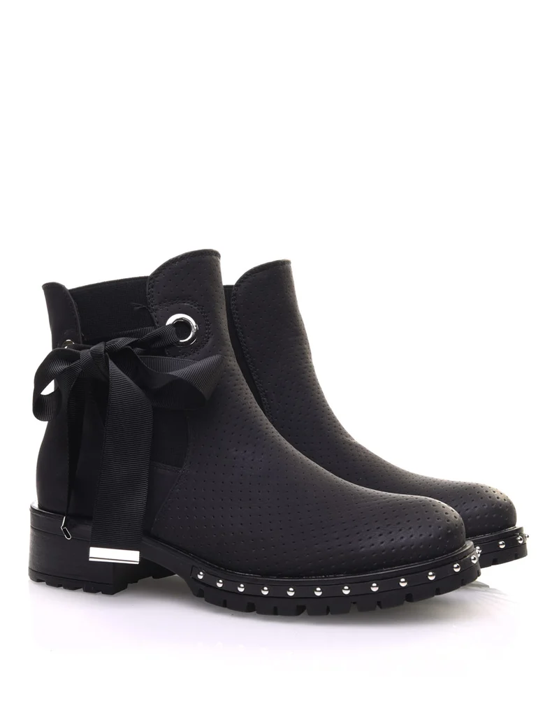 Bottines noires perforées à semelles crantées