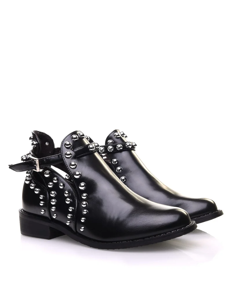Bottines noires ajourées ornées de perles