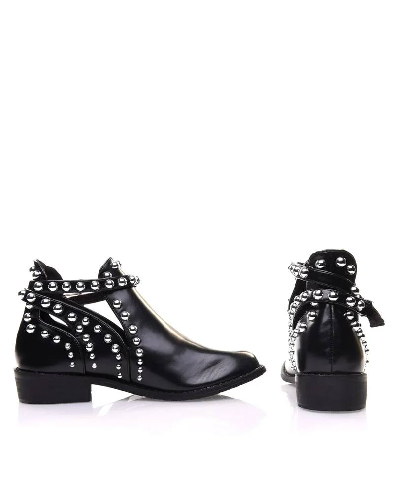 Bottines noires ajourées ornées de perles