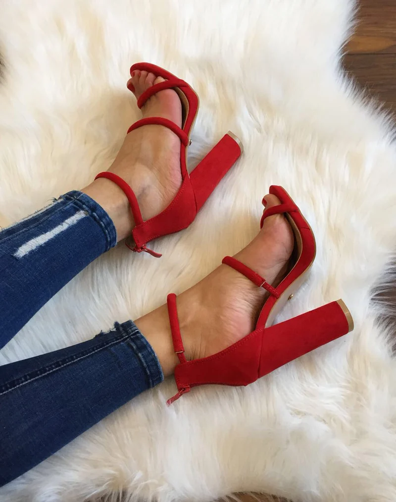 Sandales rouges en suédine et à talons épais