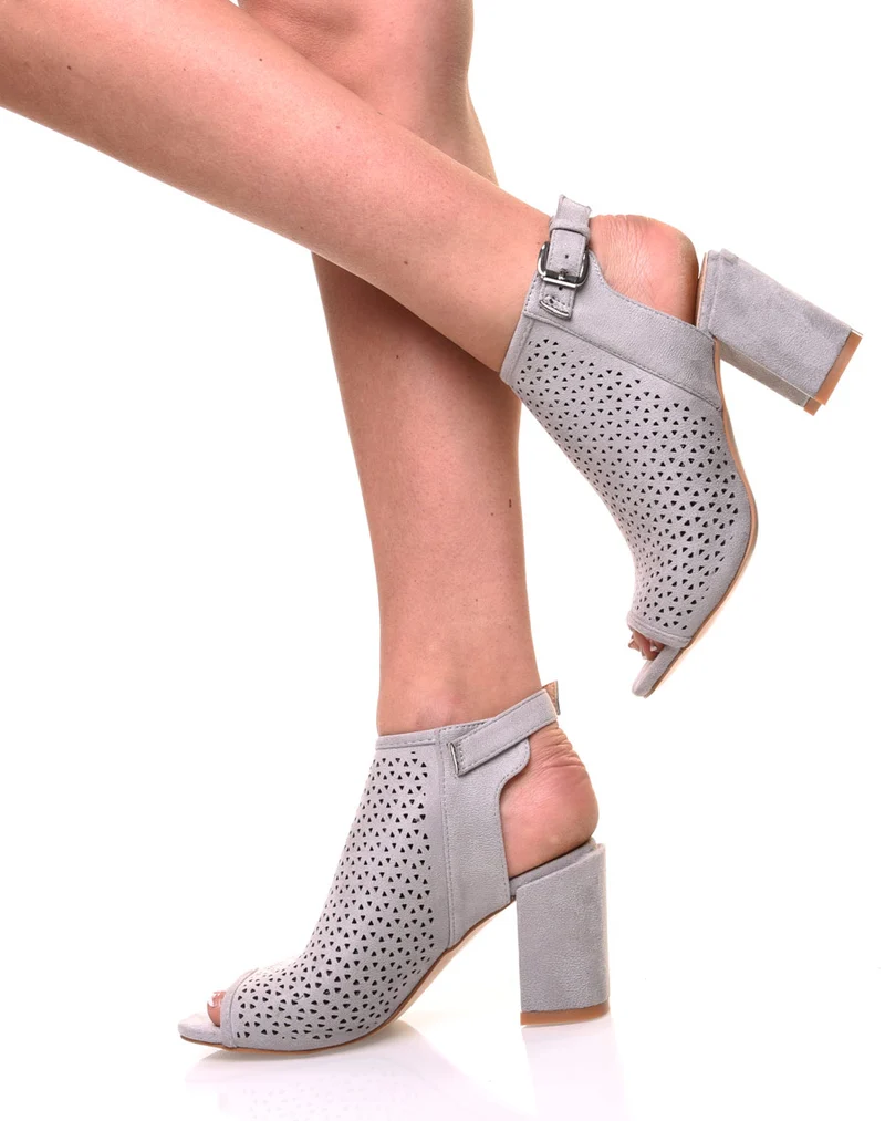 Sandales grises perforées à talons mi hauts