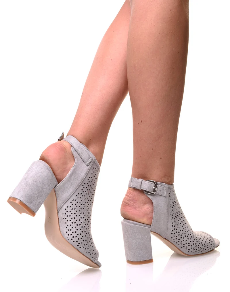 Sandales grises perforées à talons mi hauts