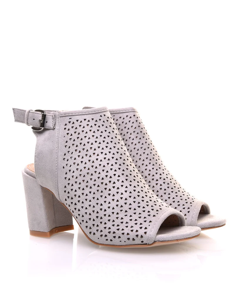 Sandales grises perforées à talons mi hauts
