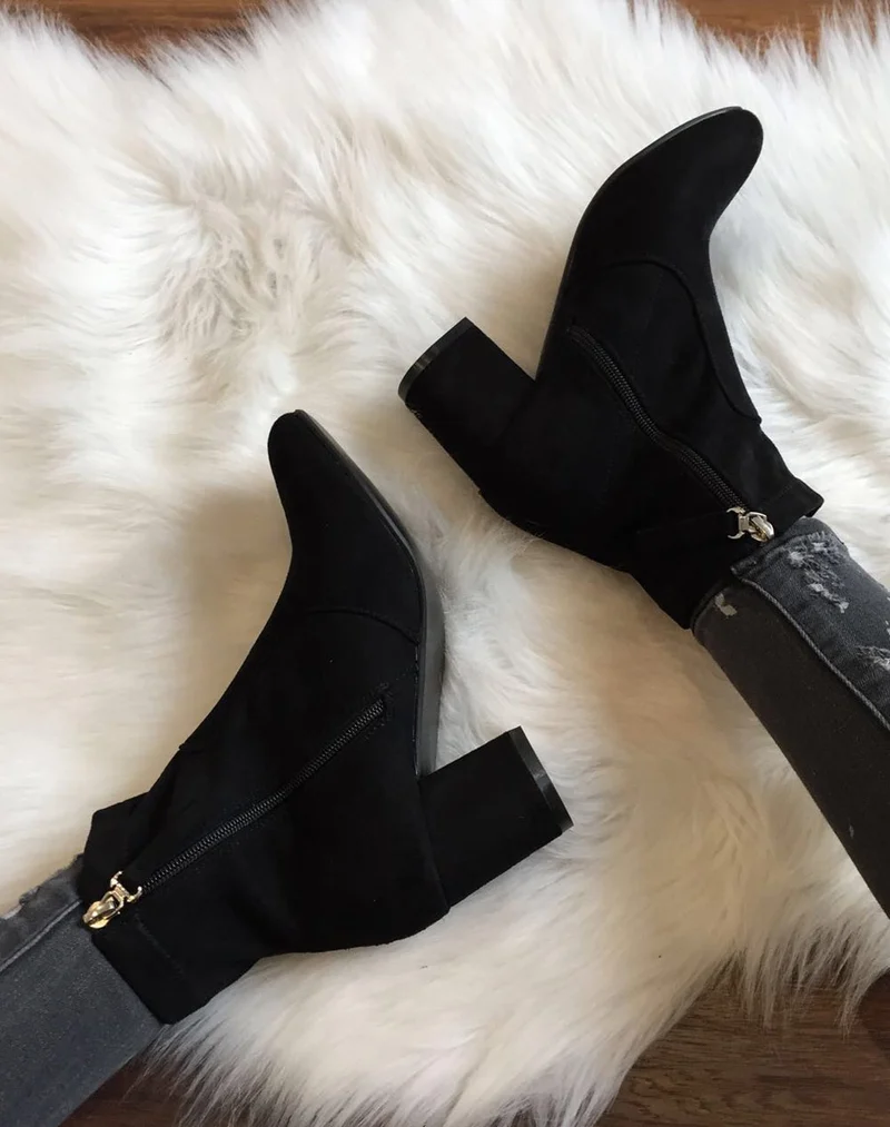 Bottines noires entièrement en suédine talons épais mi haut