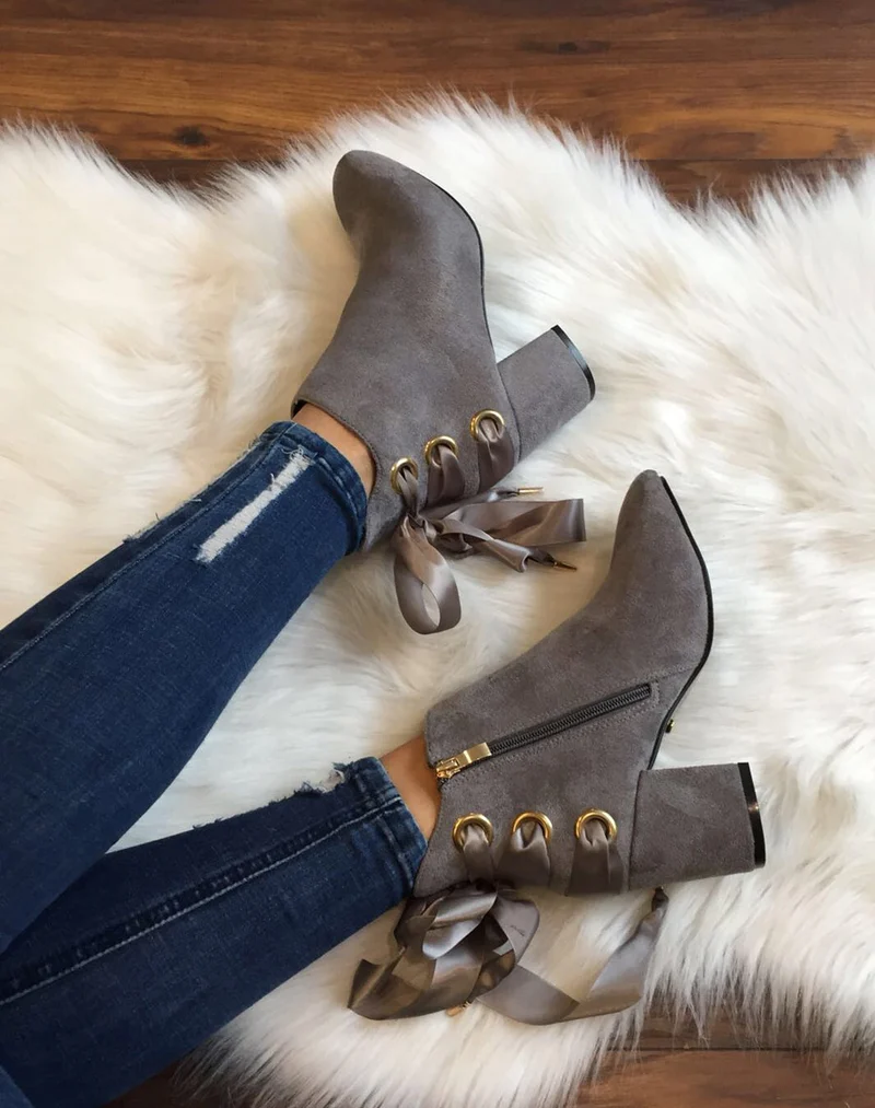 Bottines grises talons mi hauts lacets en satin