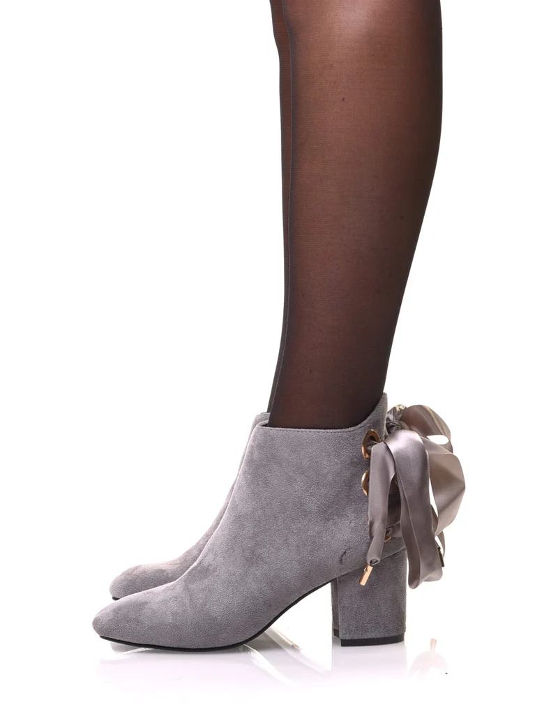 Bottines grises talons mi hauts lacets en satin