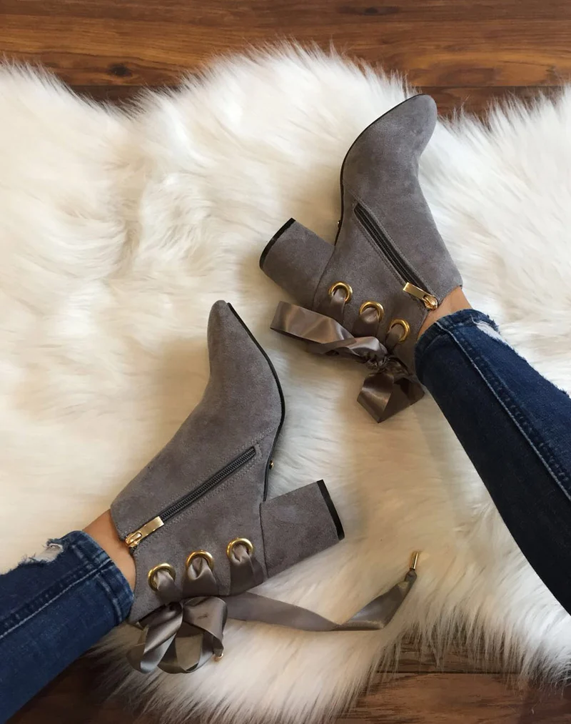 Bottines grises talons mi hauts lacets en satin
