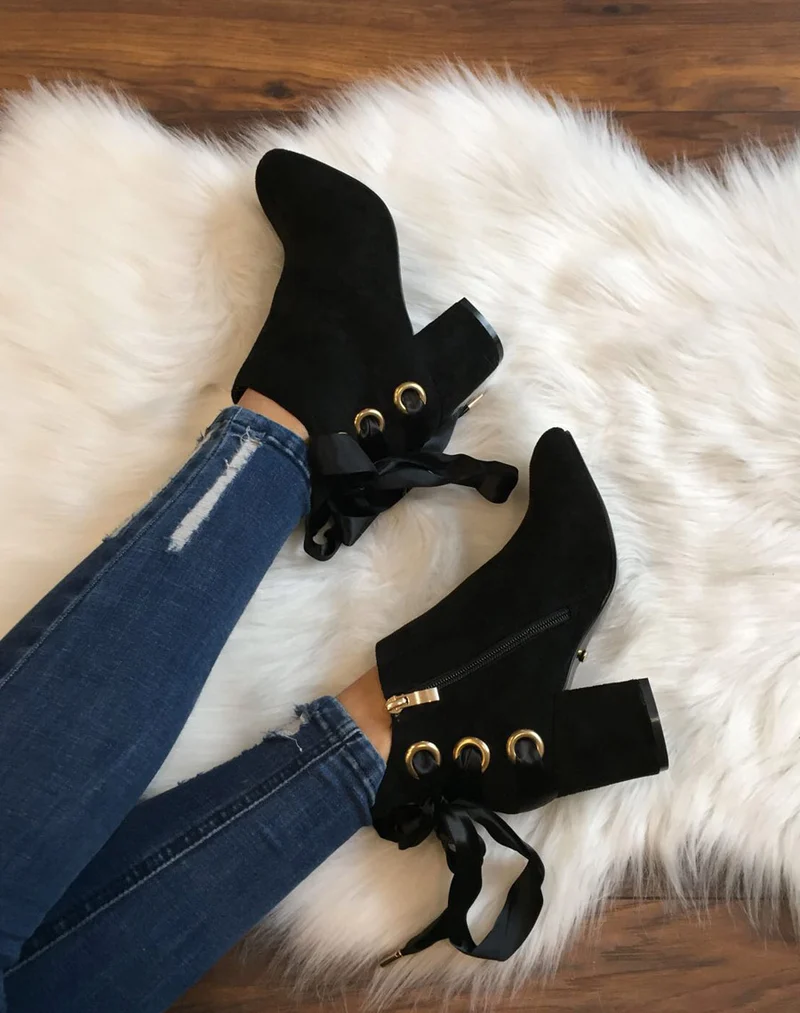 Bottines noires talons mi hauts lacets en satin