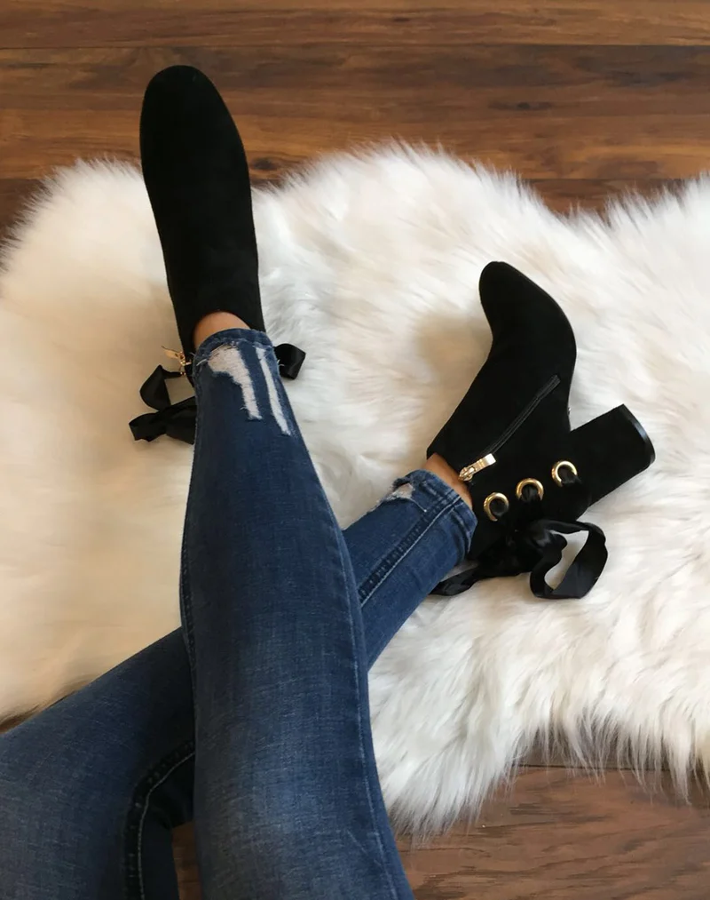 Bottines noires talons mi hauts lacets en satin