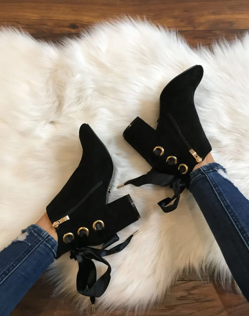 Bottines noires talons mi hauts lacets en satin