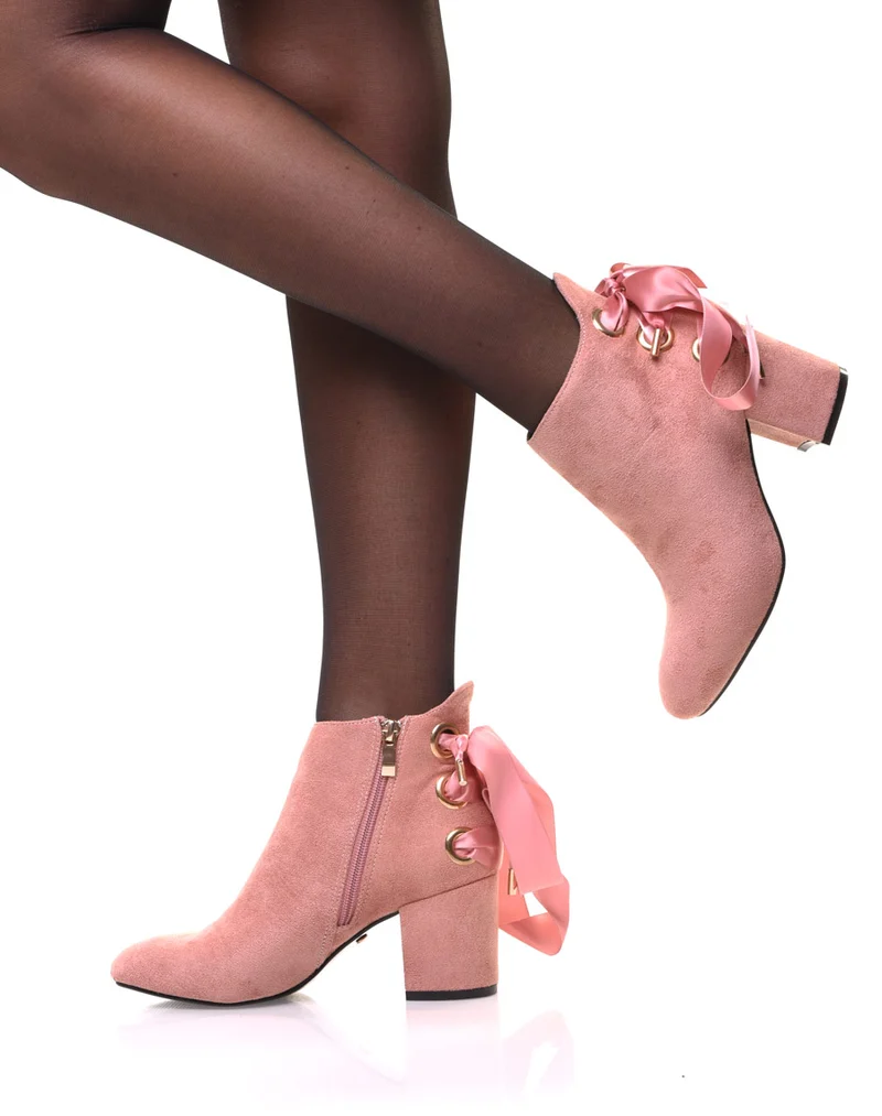 Bottines roses talons mi hauts lacets en satin