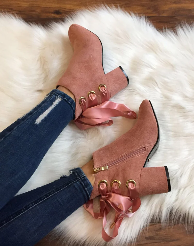 Bottines roses talons mi hauts lacets en satin