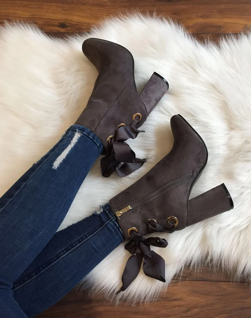Bottines grises en suédine à talons et lacets satin