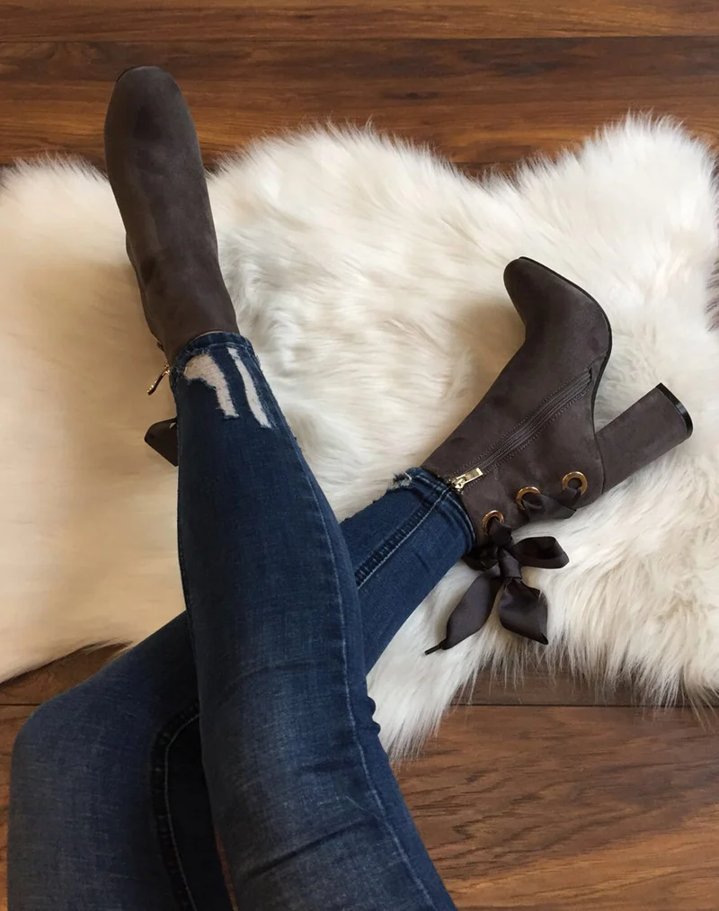 Bottines grises en suédine à talons et lacets satin