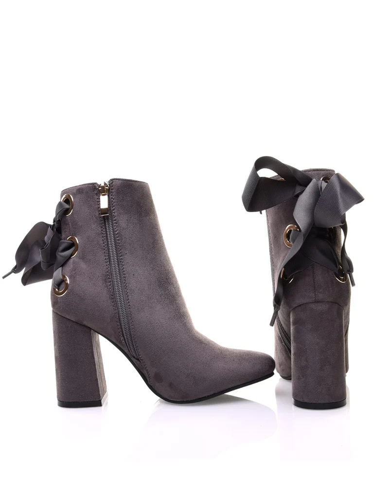 Bottines grises en suédine à talons et lacets satin