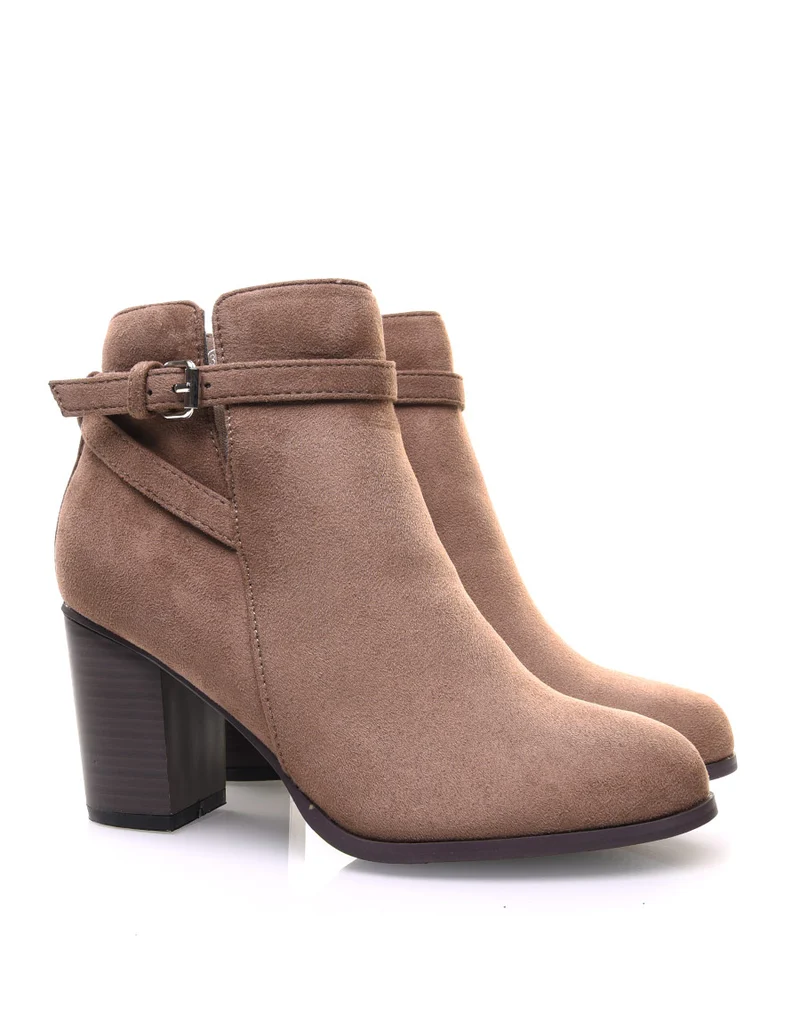 Bottines taupes en suédines à lanière décorative