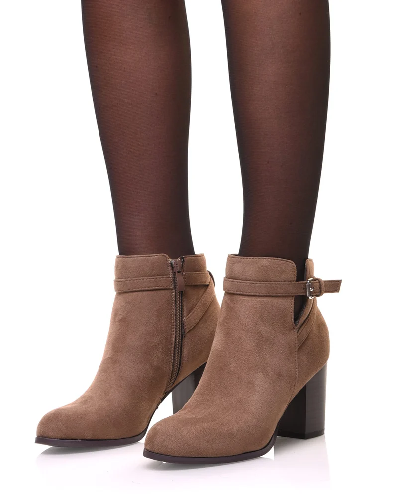 Bottines taupes en suédines à lanière décorative