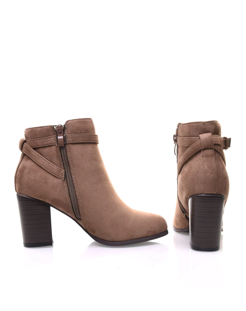Bottines taupes en suédines à lanière décorative
