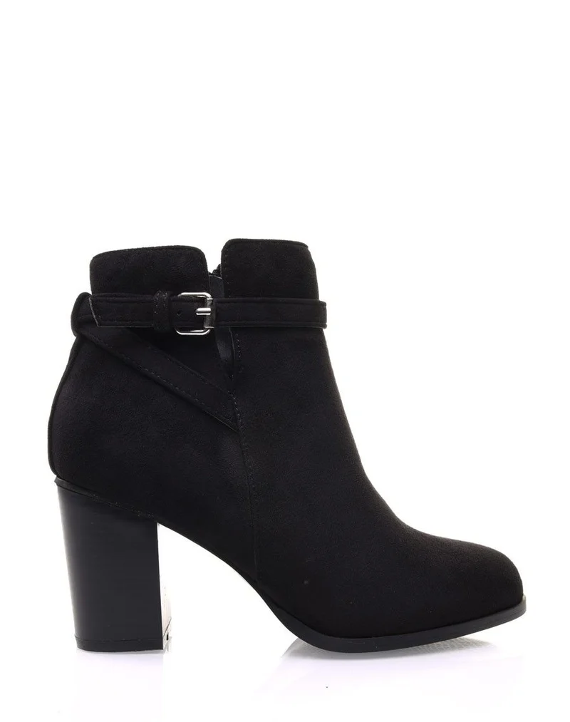 Bottines noires en suédines à lanière décorative
