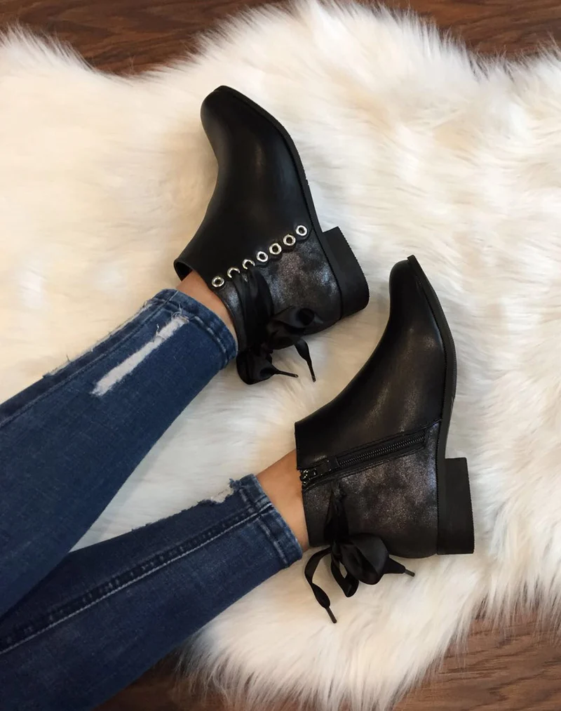 Bottines noires plates lacet décoratif en satin