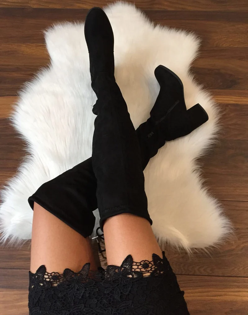 Cuissardes noires en suédine à talons mi hauts