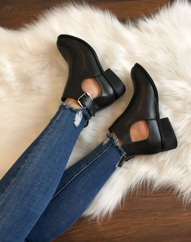 Bottines plates grises ajourées avec sangle
