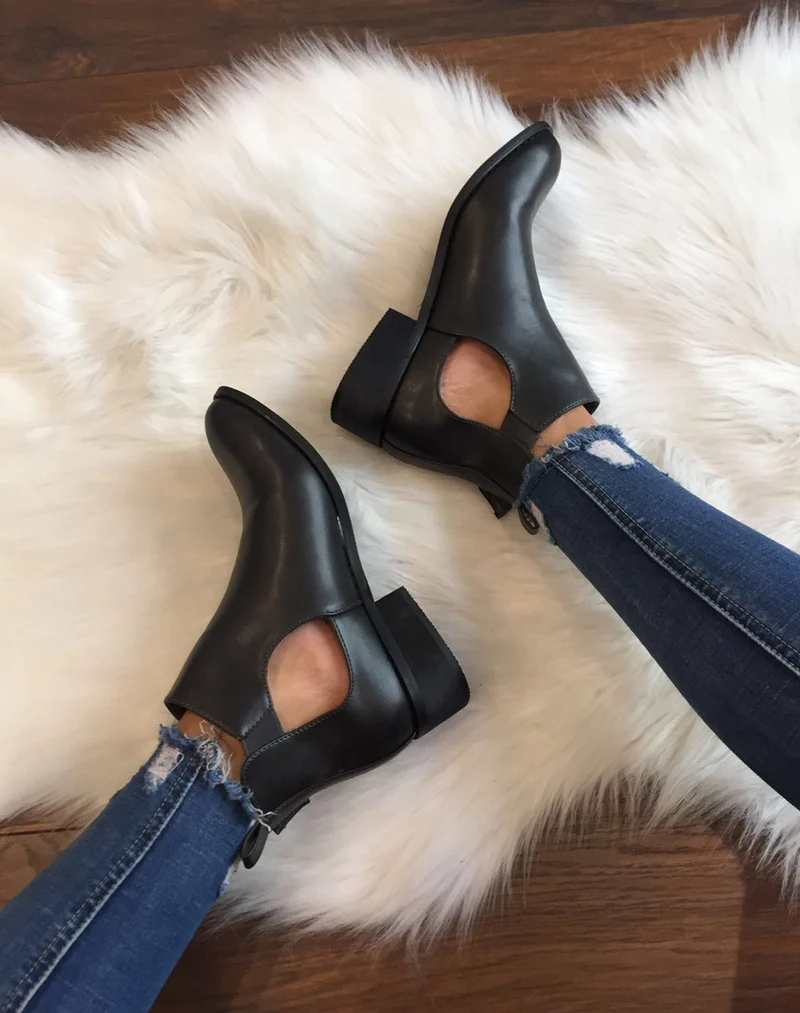 Bottines plates grises ajourées avec sangle