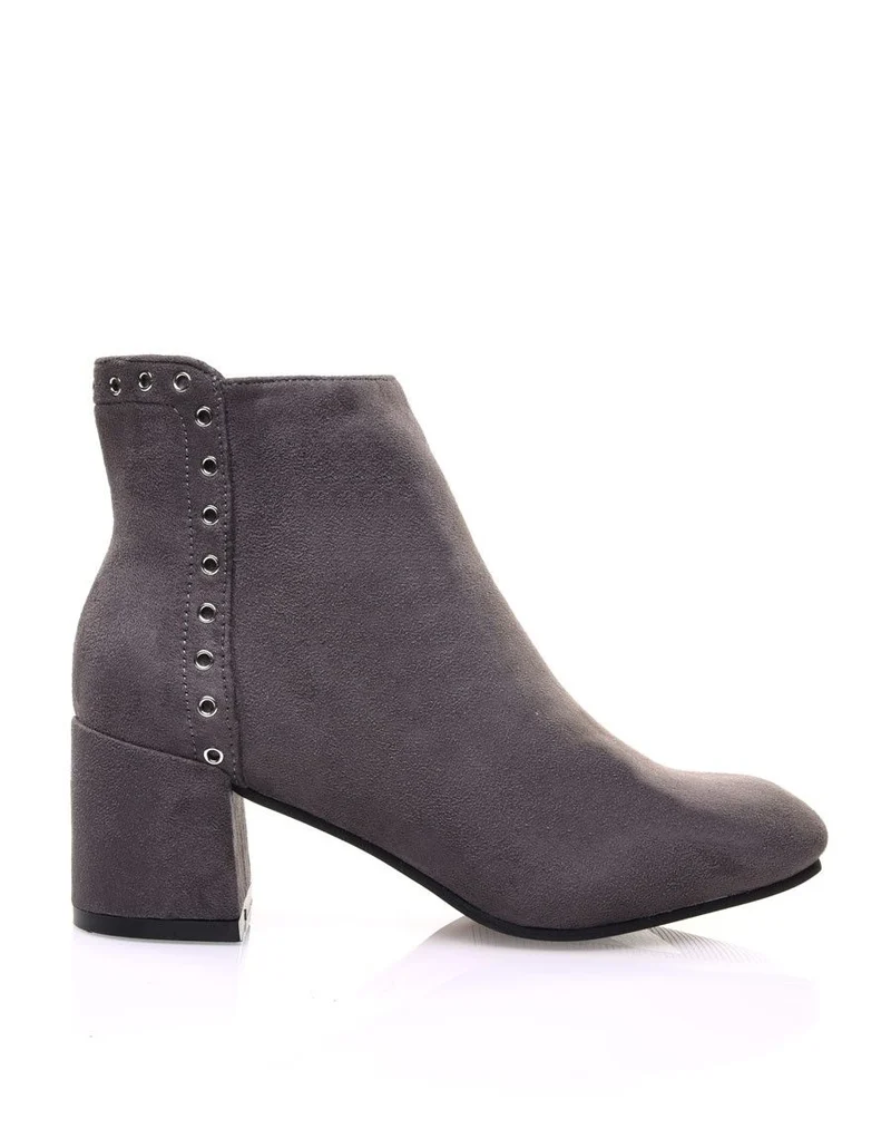 Bottines grises en suédine ornées d'oeillets