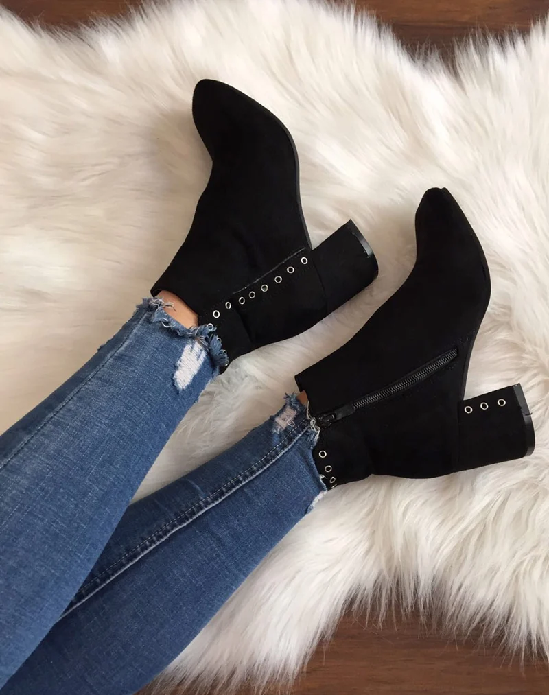 Bottines noires en suédine ornées d??illets