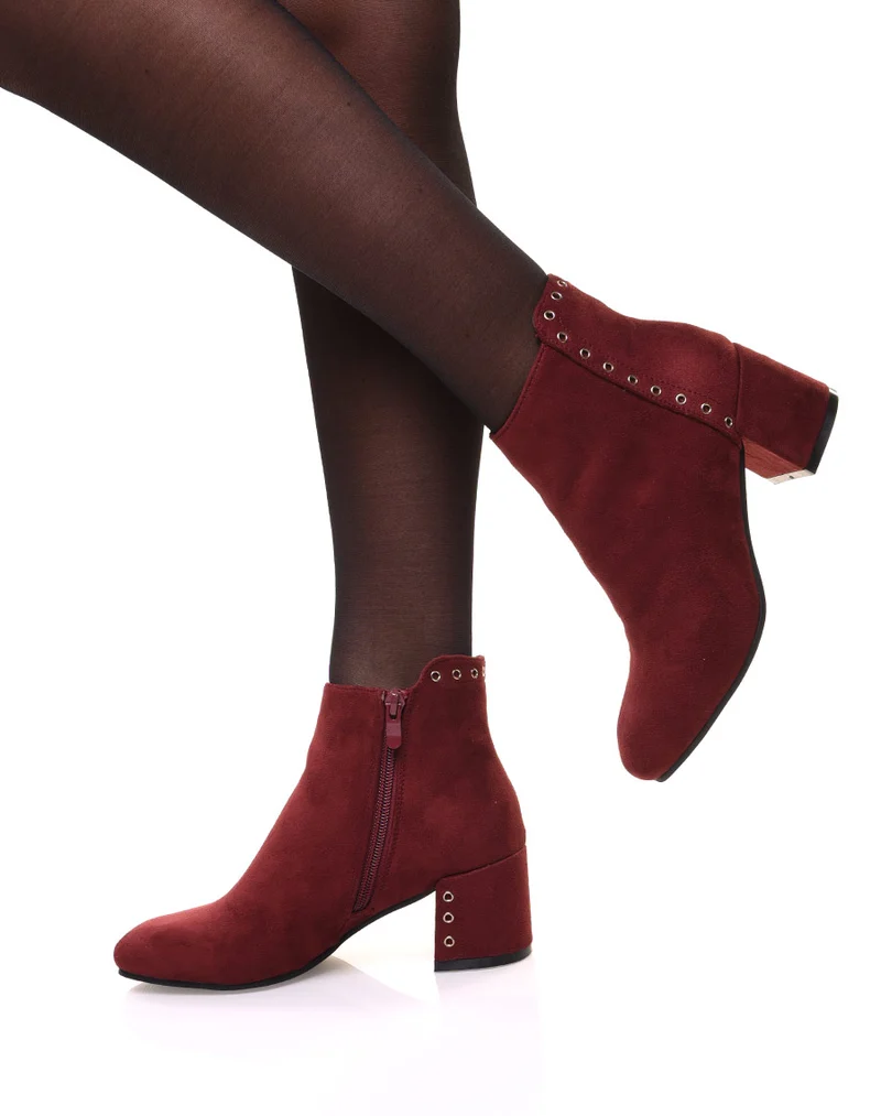 Bottines bordeaux en suédine ornées d'oeillets