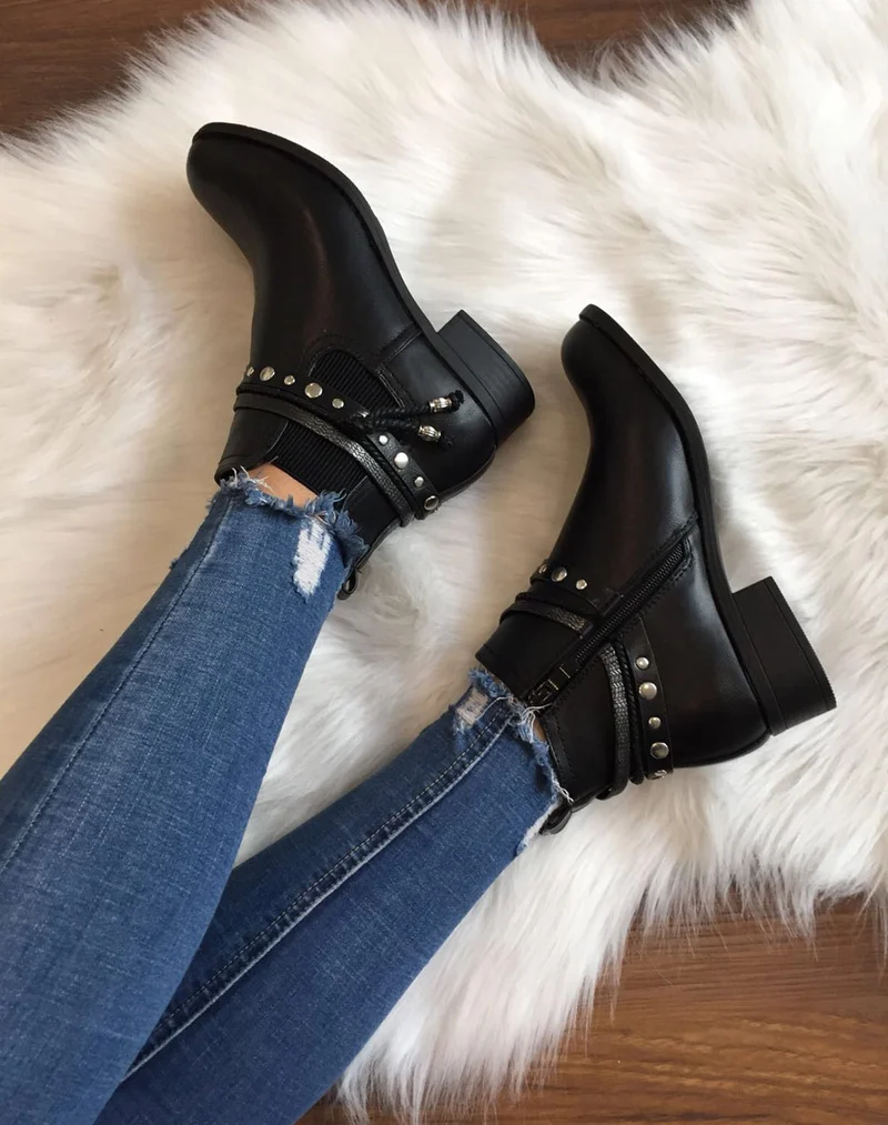 Bottines plates noires avec différentes lanières