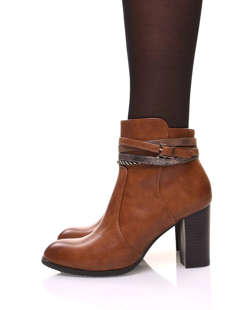 Bottines camel à talons hauts et brides décoratives