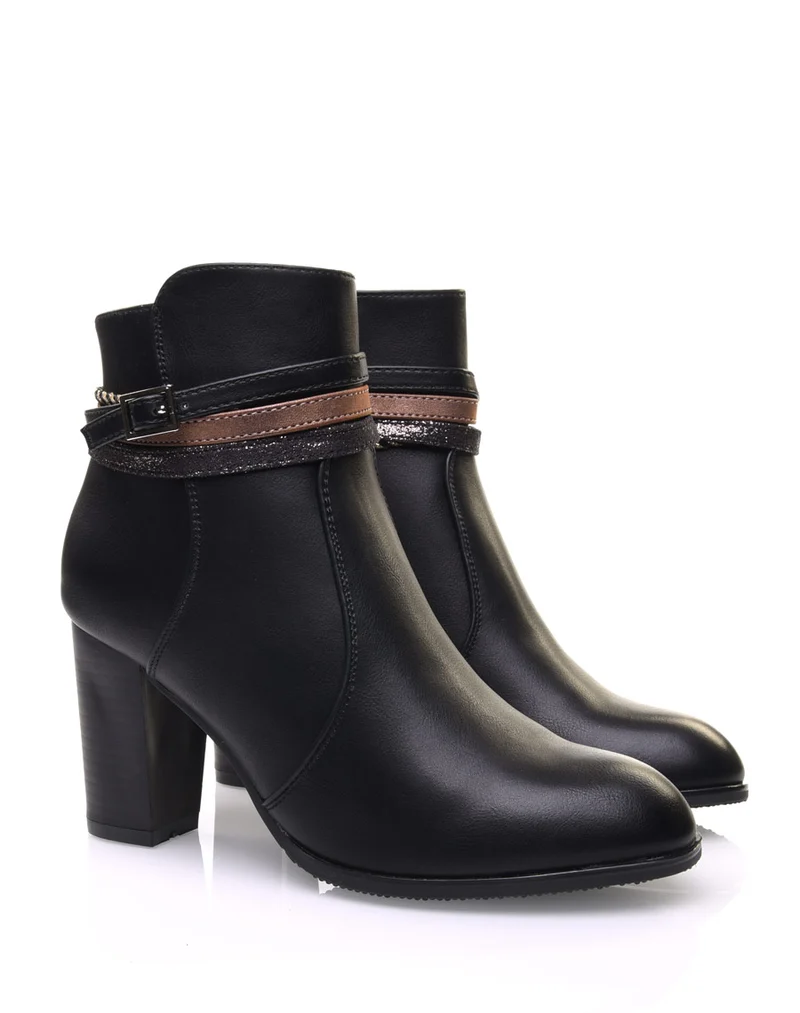 Bottines noires à talons hauts et brides décoratives