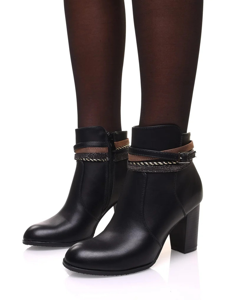 Bottines noires à talons hauts et brides décoratives
