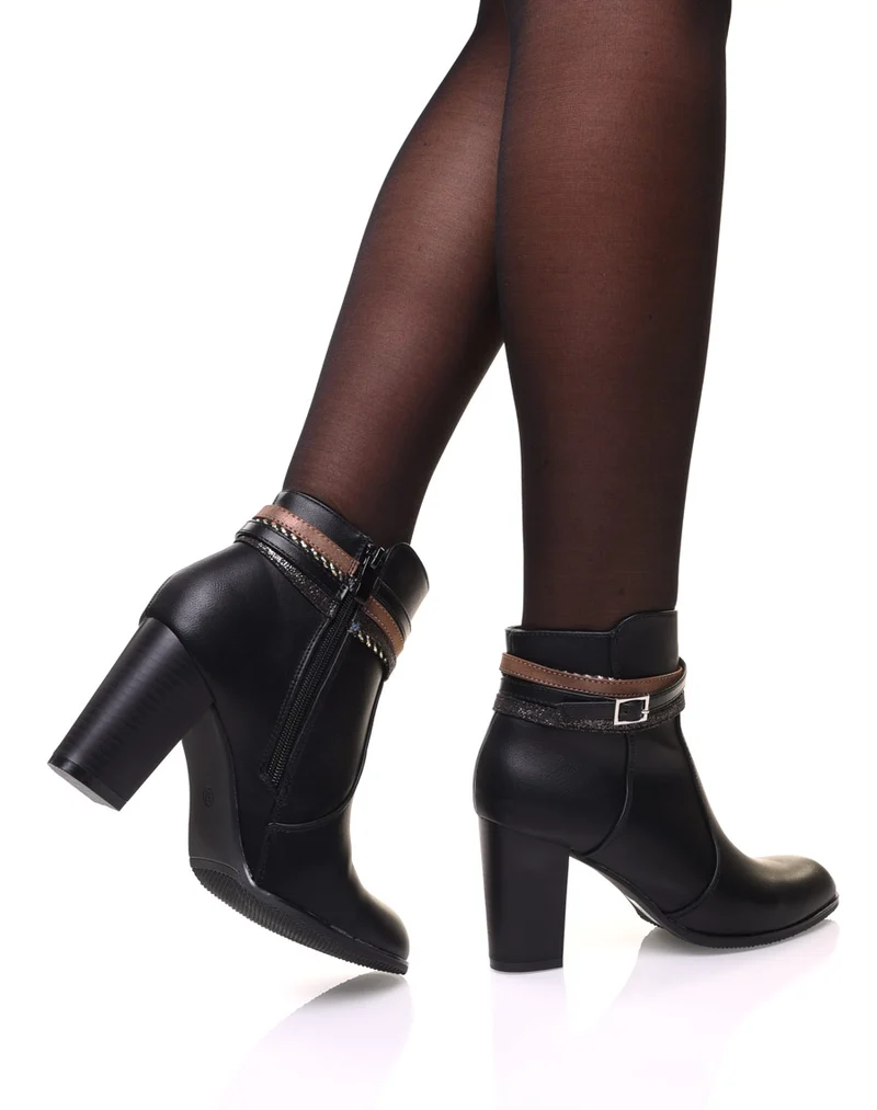 Bottines noires à talons hauts et brides décoratives