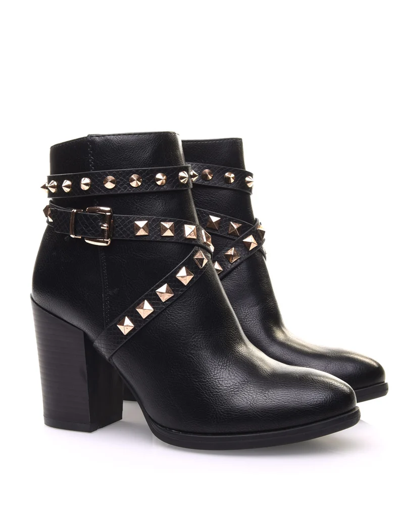 Bottines noires à talons et clous pyramidaux