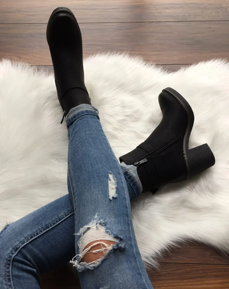 Bottines noires effet vieilli à boucles