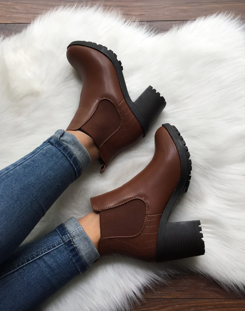 Chelsea boots camel à talon et effet croco