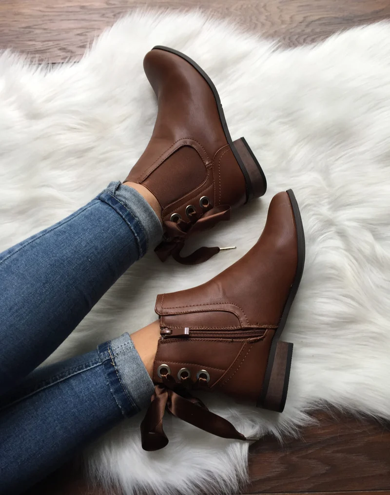 Chelsea boots camel à oeillets et noeud
