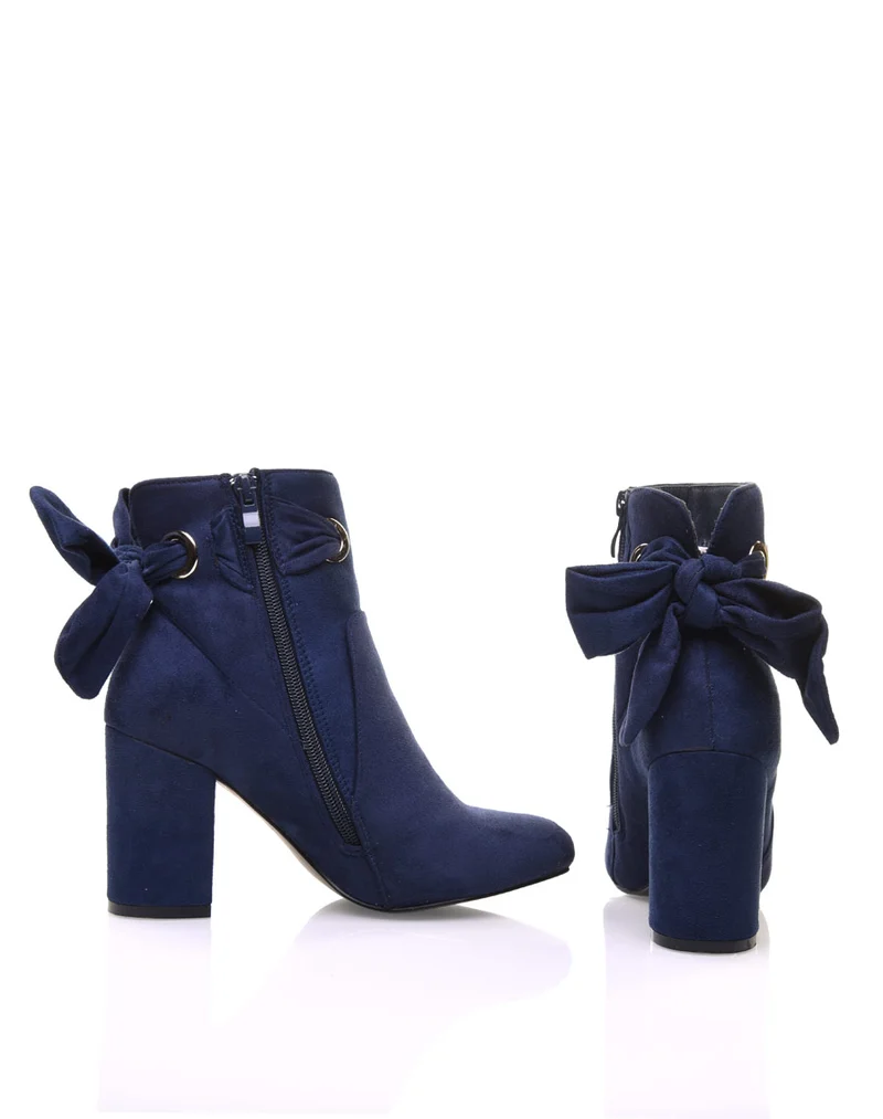 Bottines bleues à noeud et oeillets dorés