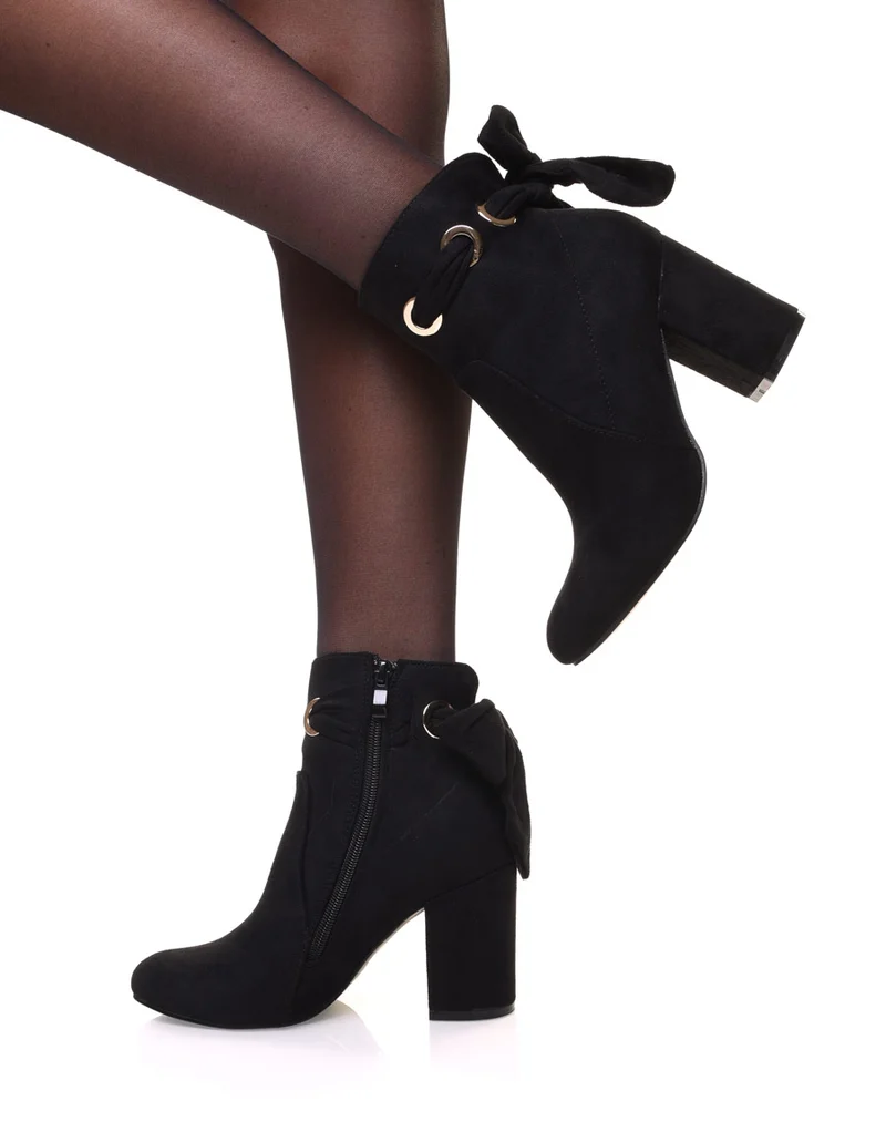 Bottines noires à noeud et oeillets dorés