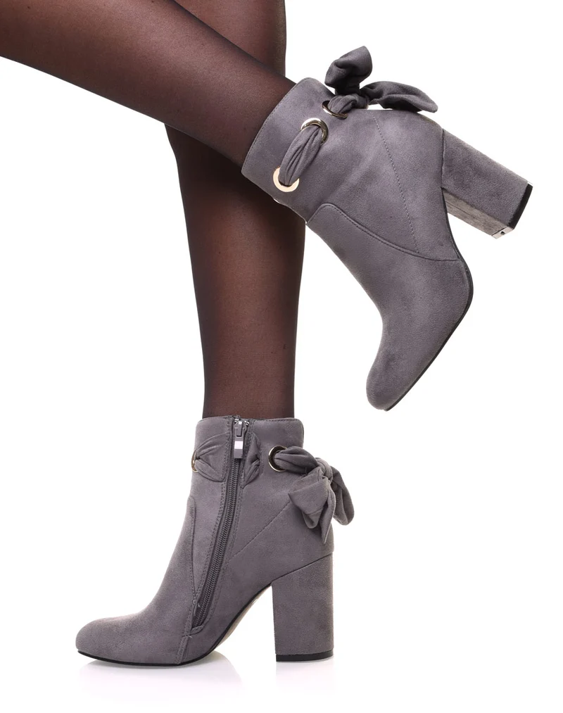 Bottines grises à noeud et oeillets dorés