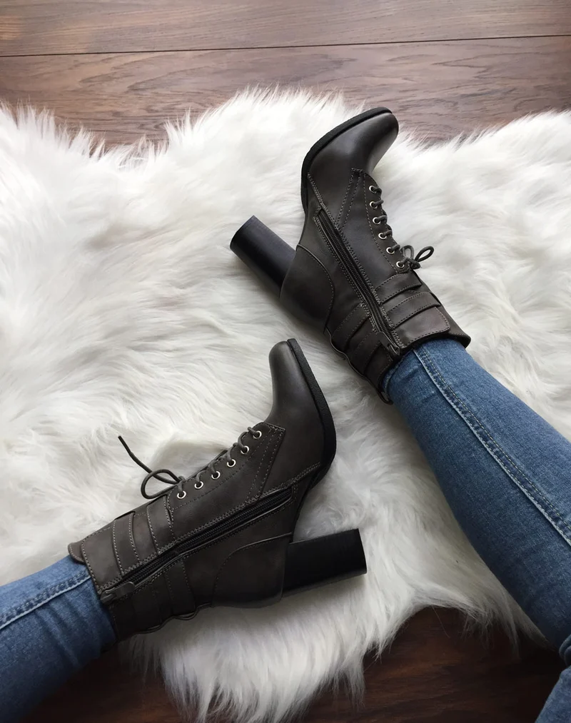 Bottines grises à talons lacées